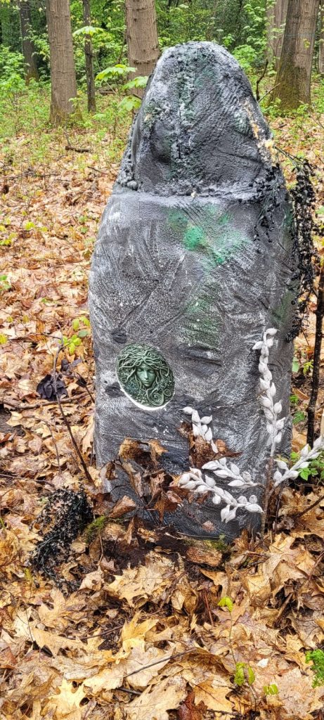 Eine der Stelen im Wald