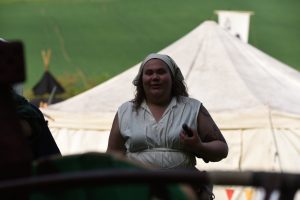 Raya bei den Fröschen - © Martin Friebe