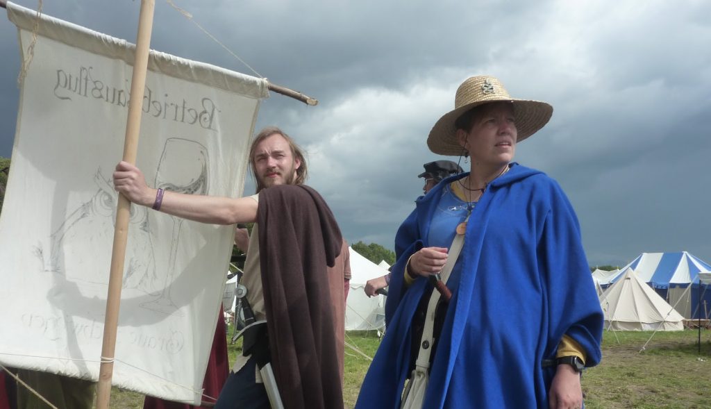 Betriebsausflugsbanner und rechts die Diplomatin für Weiß Nerede Horanthe von Aralzin © Alib