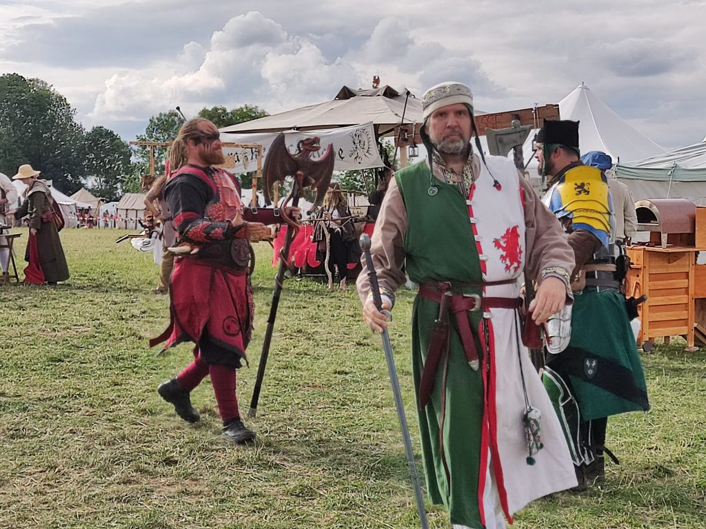 Der Rote Vater beglückwünscht Ullec, vorne Herr Berkenbrecht