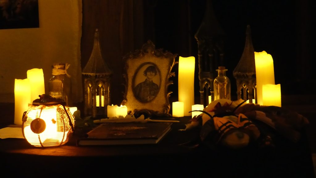 Emmas kleiner Schrein, inklusive ihrer Motte  - © by Brea