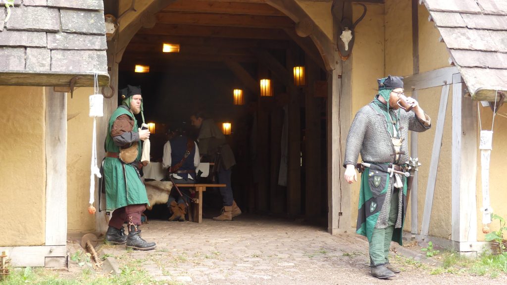 Olek und Reingardt bewachen die Rätselnden in der Taverne  - © by Brea