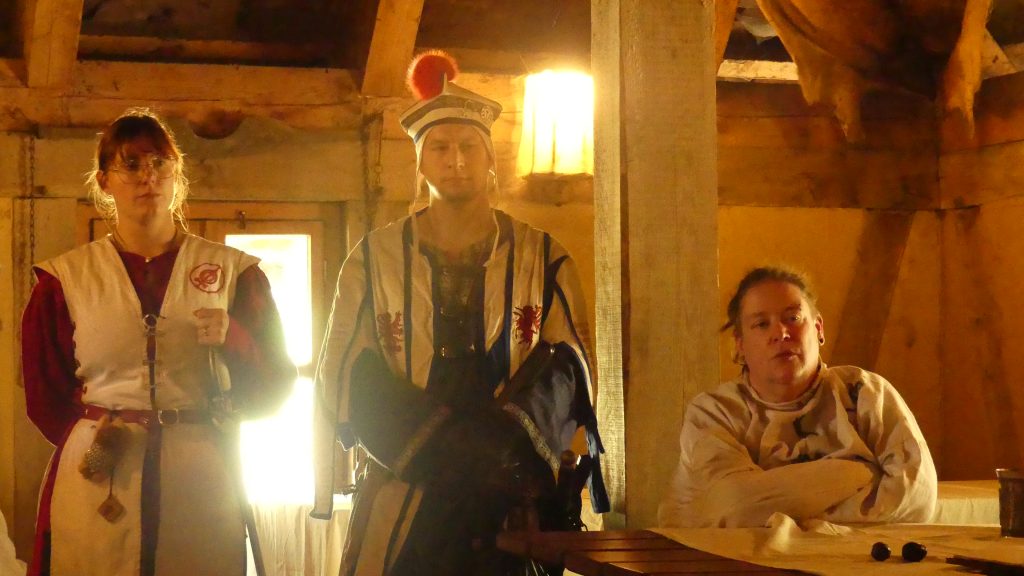 Die beiden Wachen aus dem Stählernen Lager und die Angeklagte - © by Brea