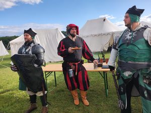 Karkasen in Wartestellung, der Söldner trägt die Käseplatte